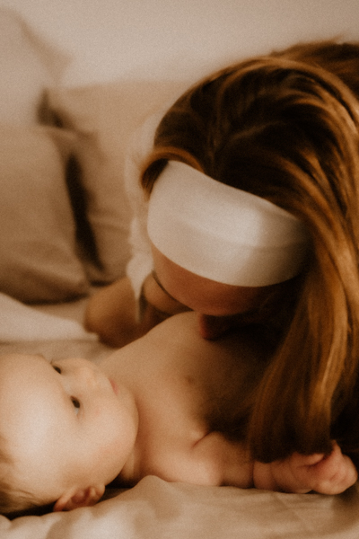 prendre le temps de faire des bisous et calins a bebe en seance photo maternite a domicile