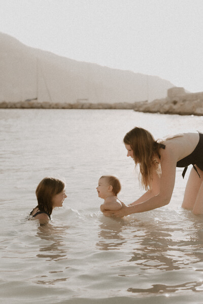 en seance photo famille une maman et ses enfants se baignent dans la mer a la plage des sablettes
