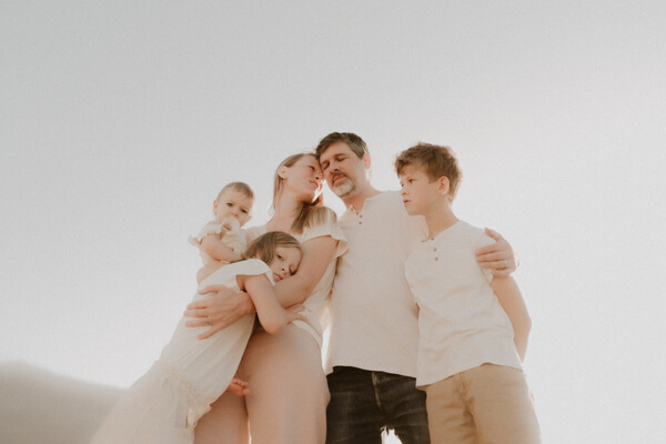faites appel a un photographe de famille pour realiser un portrait de famille naturel en exterieur sur la plage de menton
