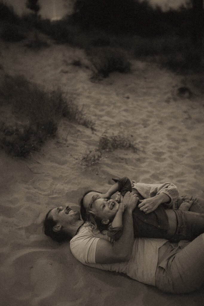 shooting famille sur la plage dans le var