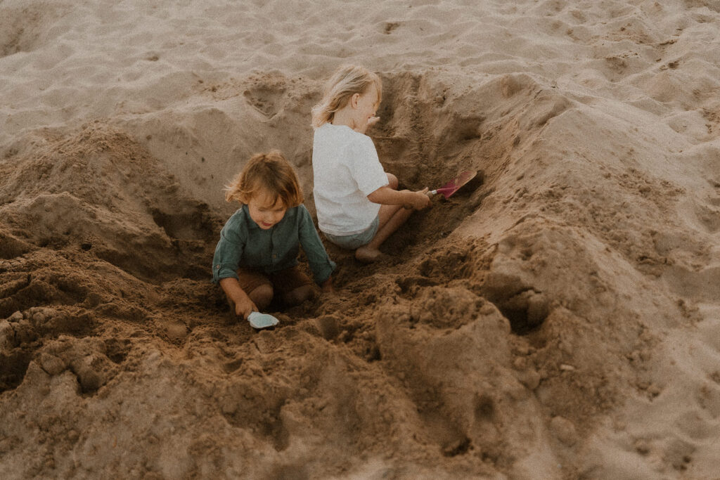 seance photo famille pendant laquelle les enfants jouent dans le sable de la plage a saint aygulf