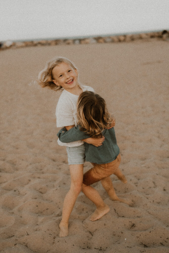 photo frere et soeur sur la plage de saint aygulf