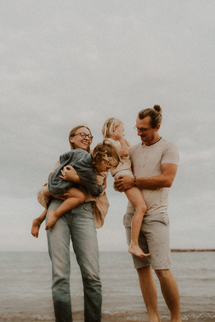 photo portrait de famille naturel sur la plage 