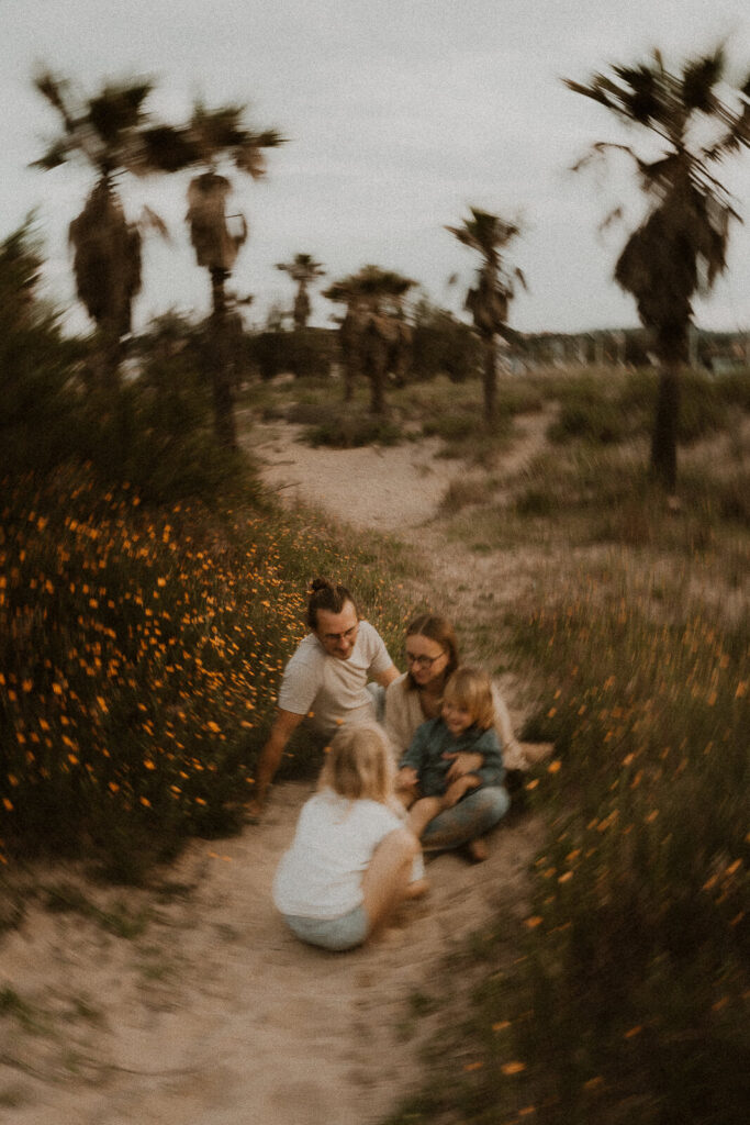 photo de famille sur la plage dans le var immortalise par marguerite photographe