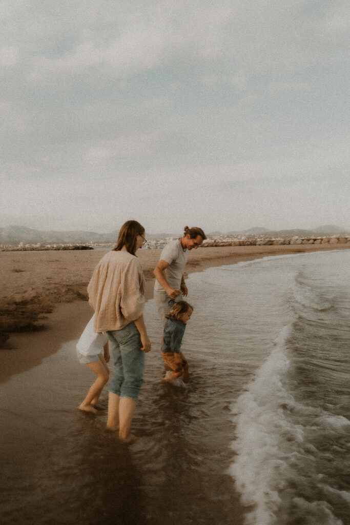 photo naturelle de la famille qui joue dans la mer 