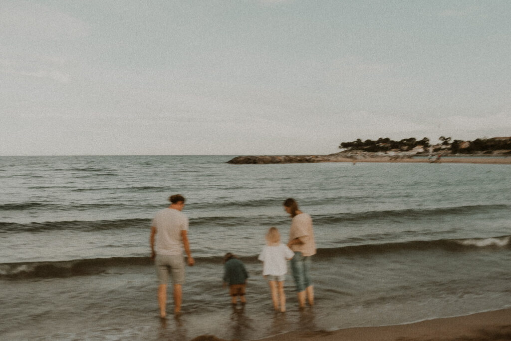 photo de famille sur la plage de saint aygulf 83 capture par marguerite photographe