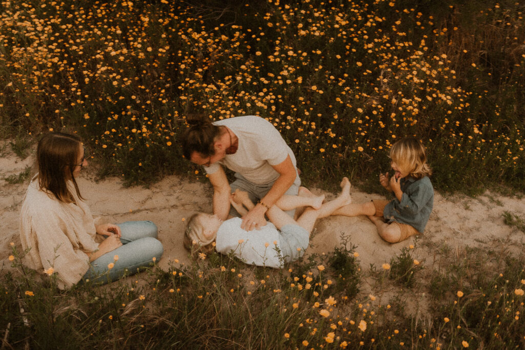 shooting famille sur la plage de saint aygulf dans le var