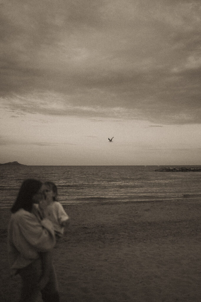 maman tient bebe dans les bras sur la plage