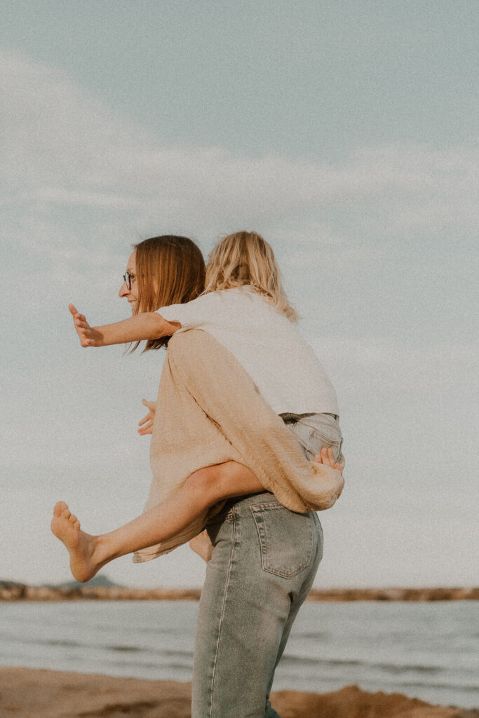 contactez une photographe pour capturer votre vie de famille sur la plage de saint aygulf