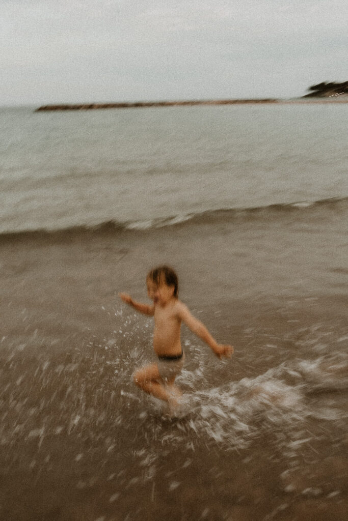 shooting naturel avec une famille a la mer a saint-aygulf