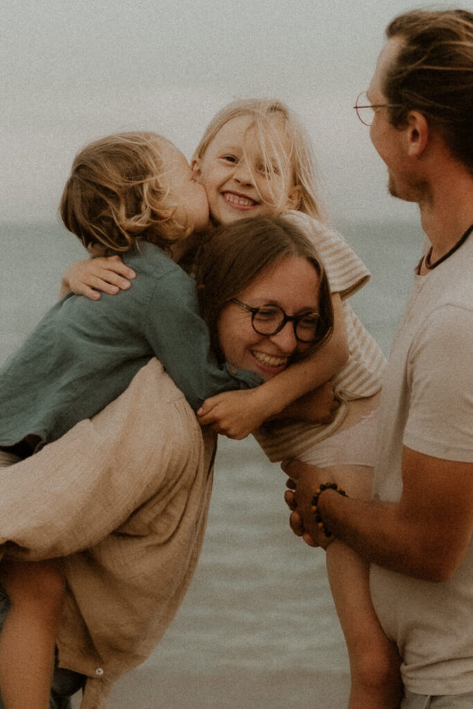 calin familial dans les bras des parents